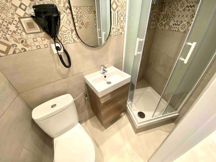 Apartamentos Con Bano Privado Frente Al Metro L5 Barcelona-Hospitalet L'Hospitalet de Llobregat Exteriör bild