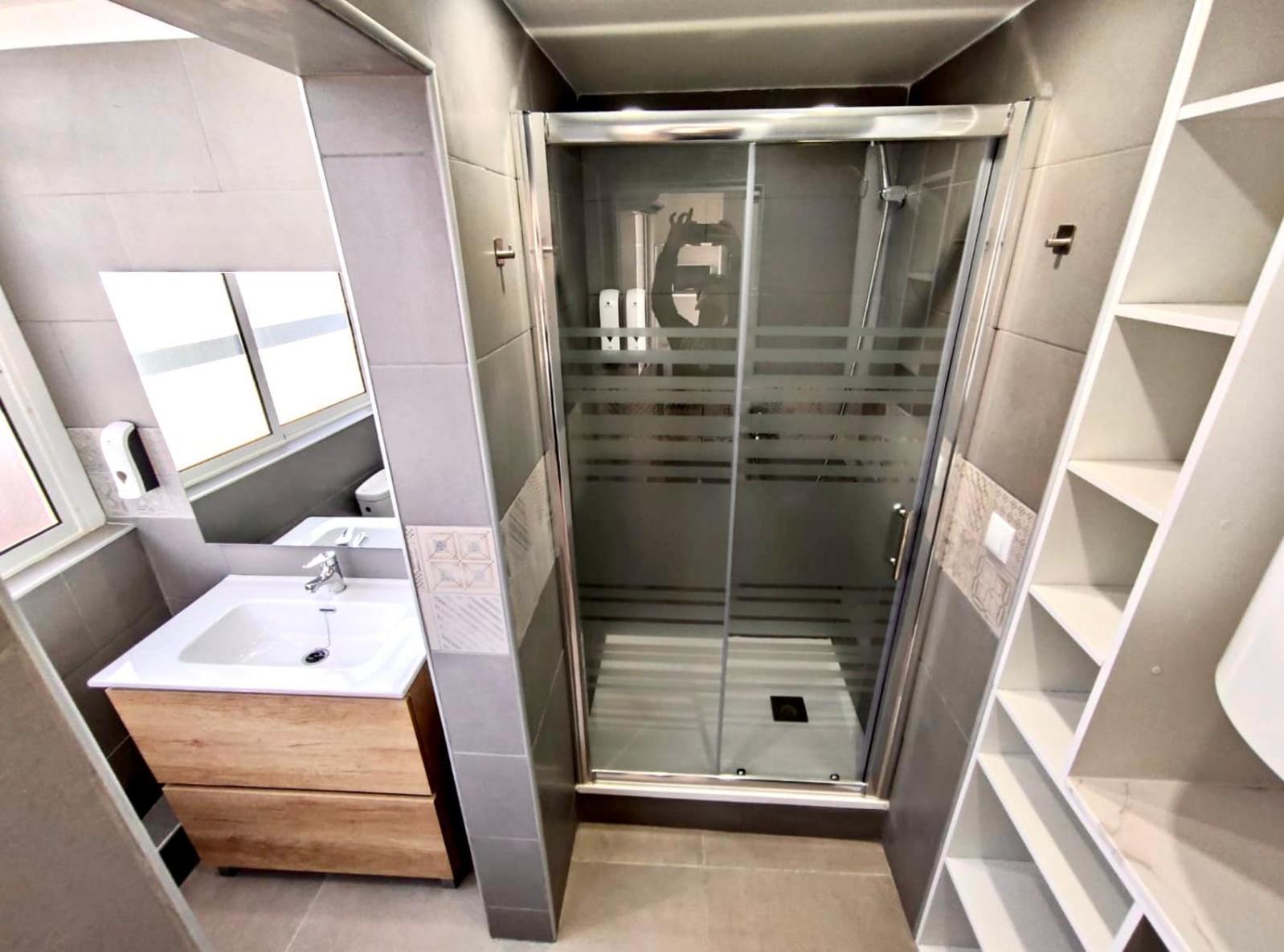 Apartamentos Con Bano Privado Frente Al Metro L5 Barcelona-Hospitalet L'Hospitalet de Llobregat Exteriör bild